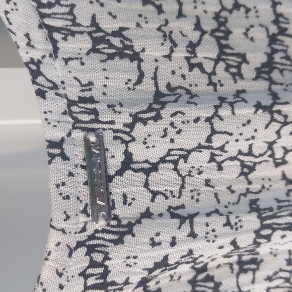 Volcom sleeveless summer dress size medium, black & white print, mini - Picture 3 of 3